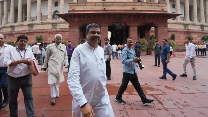 विपक्षी सांसदों के हंगामे के बाद शिक्षा मंत्री धर्मेंद्र प्रधान संसद के बाहर मोर्चा संभाले हुए दिखे। (ANI)