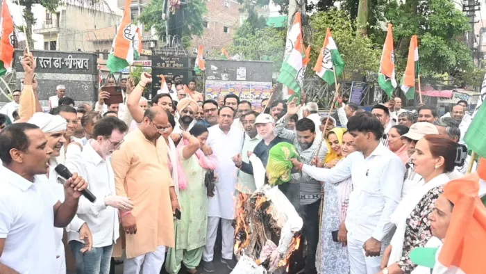 हरियाणा के सोनीपत में कांग्रेसियों ने लोकसभा स्पीकर का पुतला फूंका।