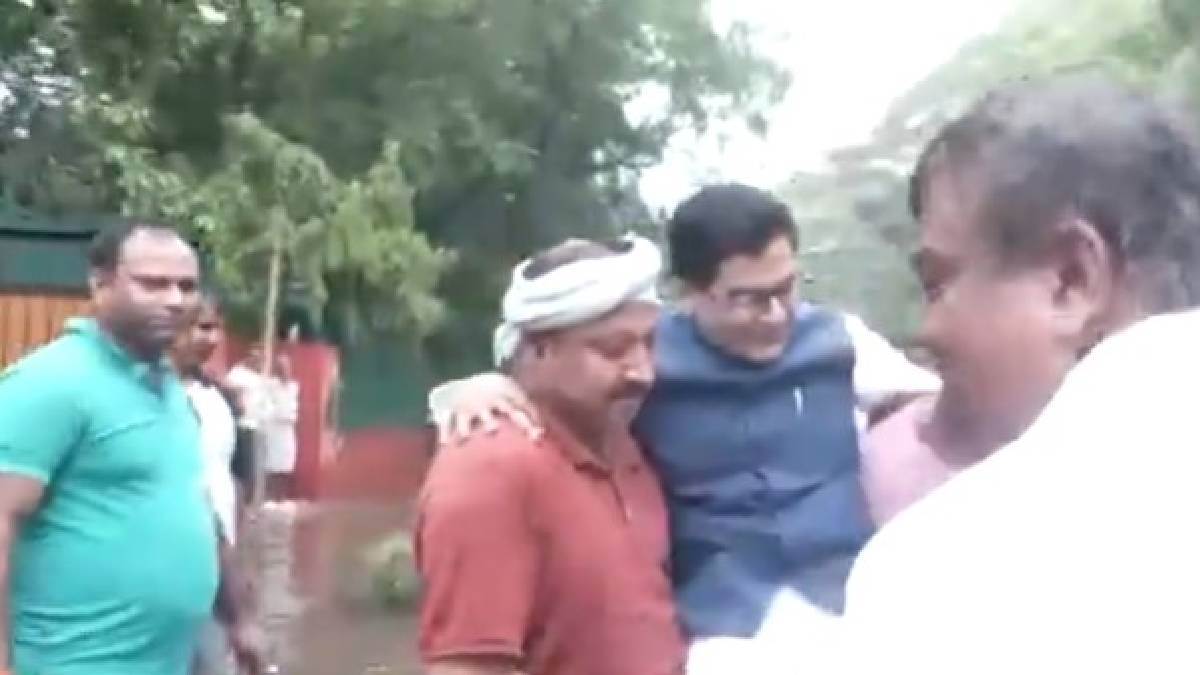 ncr water entered ram gopal yadav bungalow people picked him up in his lap and made him sit in the car sp mp said this see video