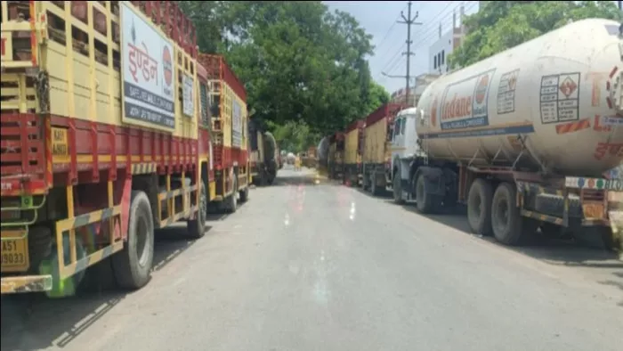 झूंसी के त्रिवेणीपुरम स्थित रिफलिंग गैस प्लांट के बाहर ट्रकों की लंबी लाइन। जागरण