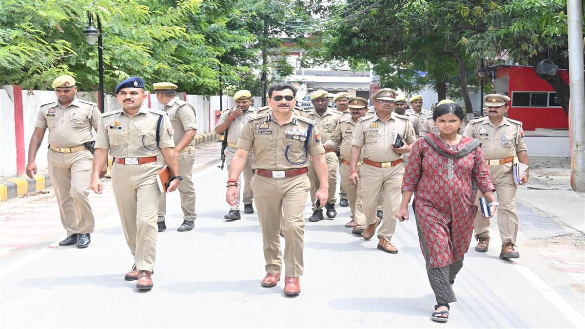 police commissioner conducts surprise inspection orders action against encroachment in varanasi