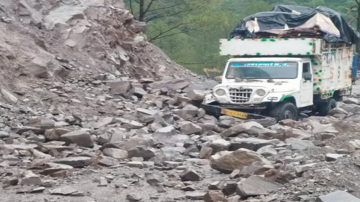 Monsoon in Uttarakhand: कोटद्वार में पहाड़ी से आया मलबा, घंटों बंद रहा हाईवे