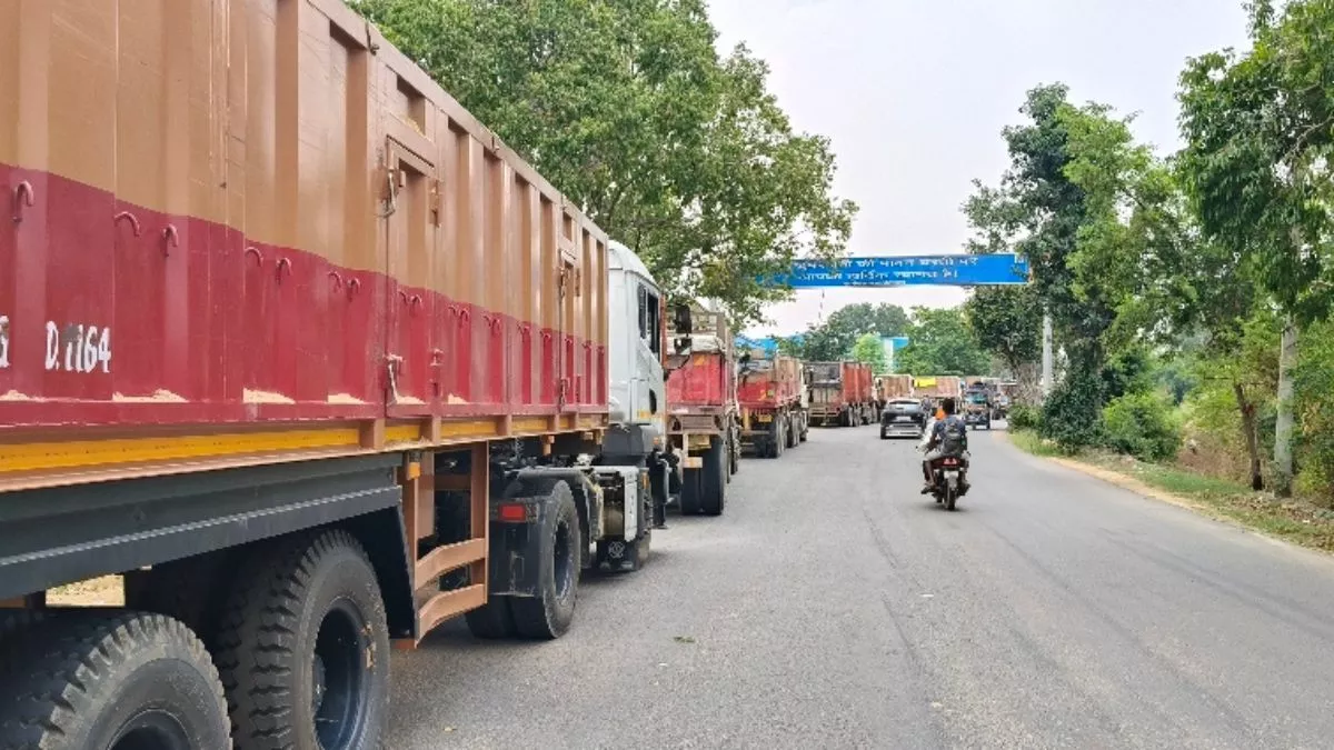 डुमरांव में बालू के ट्रकों का आतंक, राजमार्ग पर लगा जाम; लोग हो रहे परेशान