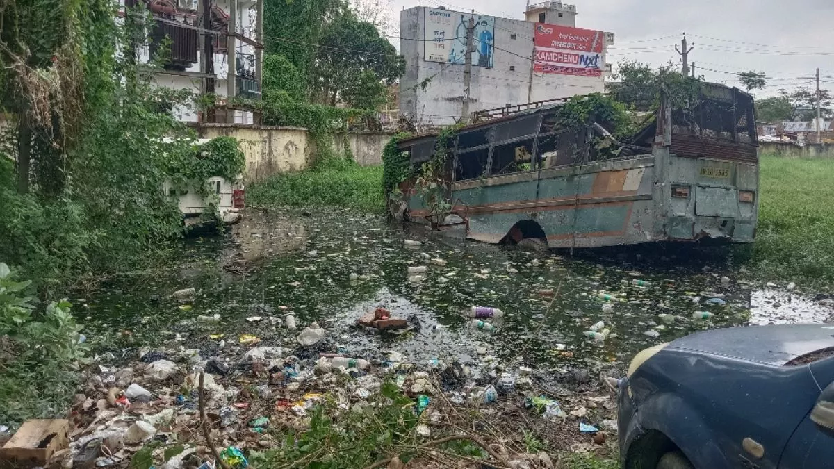 मीरगंज थाना परिसर में जलजमाव, जब्त वाहन हो रहे बर्बाद