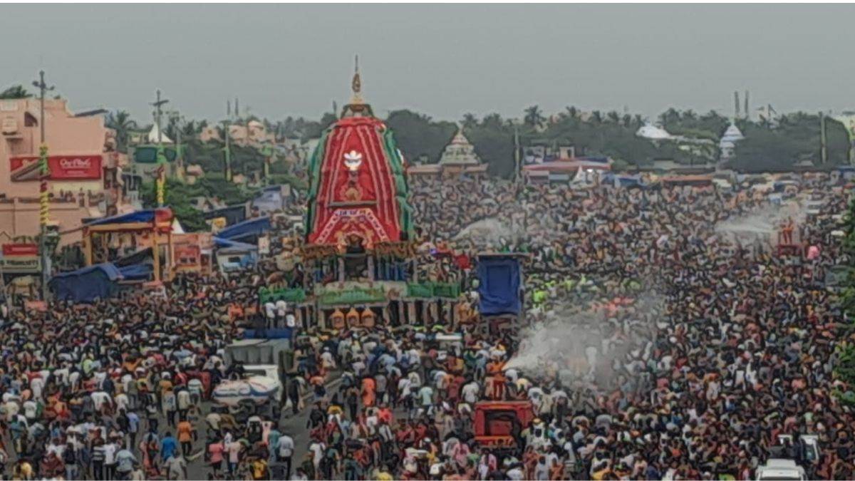 puri rath yatra 2024 devotees throng to pull chariots on day2