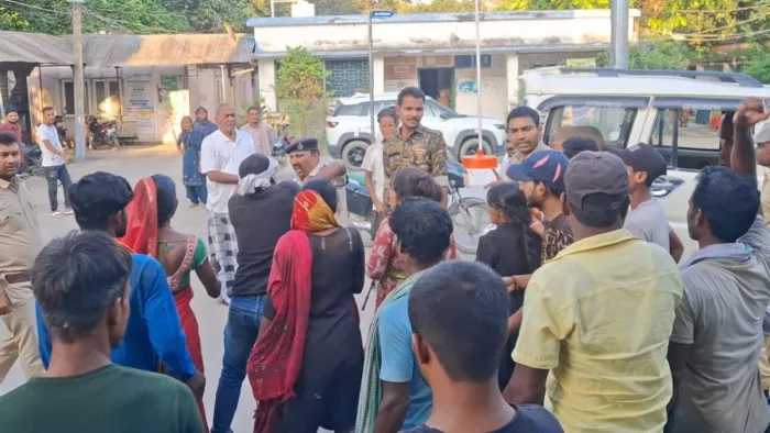 भूमि विवाद में हुई गोलीबारी में एक दर्जन जख्मी। (जागरण)