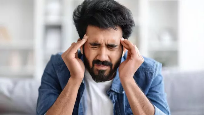 Migraine के दर्द को बढ़ाती हैं ये गलतियां (Image Credit- Freepik)