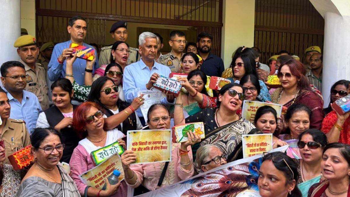 women support banke bihari corridor in vrindavan submit bricks