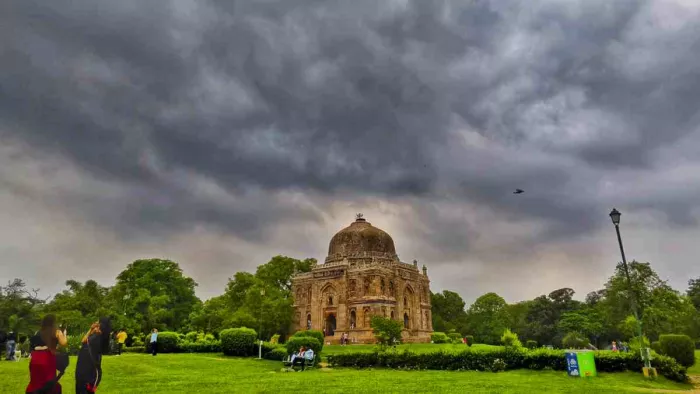 राजधानी दिल्ली में शनिवार को कई इलाकों में हुई तेज बारिश। (फोटो- पीटीआई)