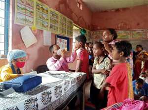 डालमिया सीमेंट ने बांटी कोविड निवारक किट