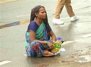 स्कूल के सामने धरना पर बैठी इमरान खान की मां।