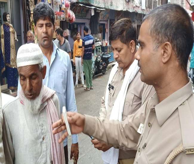 थैला गायब होने के बाद पीड़ित आढ़ती से जानकारी करती पुलिस।