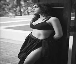 Sara Ali Khan shared monochrome pictures, wrote 'Kash Kabhi Yu Ho'