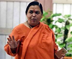 भाजपा नेता उमा भारती एसजीपीजीआइ में गंभीर हालत में भर्ती उत्तर प्रदेश के पूर्व मुख्यमंत्री कल्याण सिंह को देखने पहुंचीं।