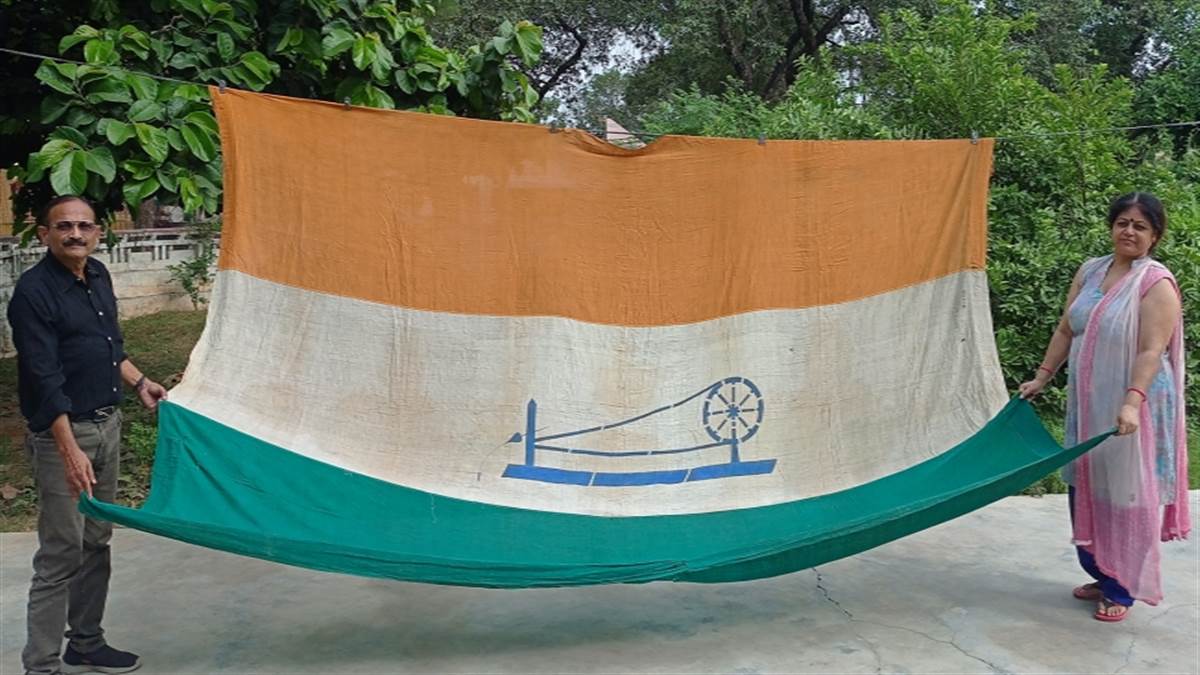 https://www.jagranimages.com/images/newimg/28072022/28_07_2022-75_years_old_tiranga_22933259.jpg