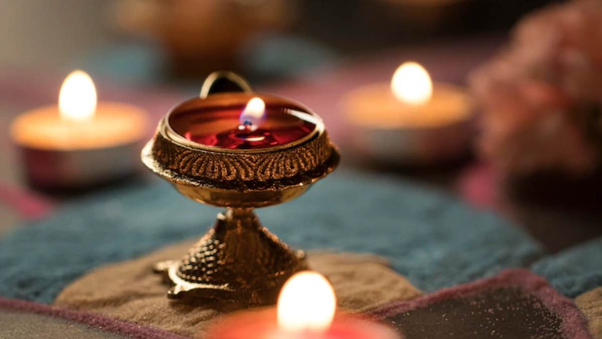 Vastu Tips घी या तेल का दीपक बदल सकता है आपकी किस्मत, बस इन चीजों का