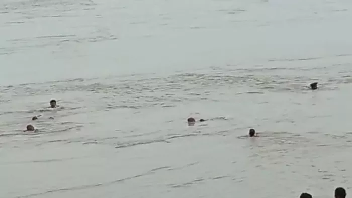 घटना के समय डूबते लोगों की तस्वीर। वीडियो ग्रैब