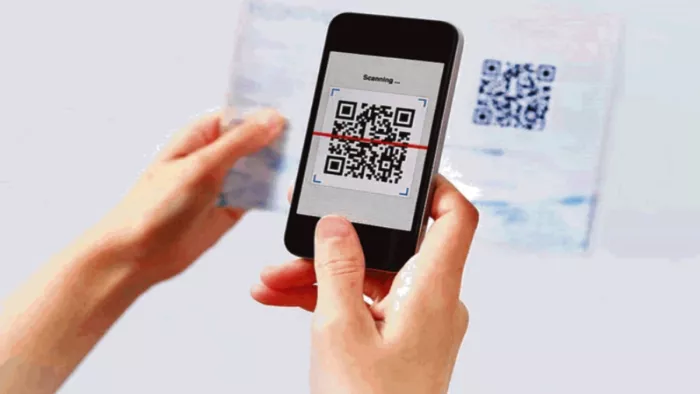 Online Fraudस्मार्टफोन एप या क्यूआर कोड के माध्यम से किसी को भी भुगतान करते समय सुनिश्चित करें पूरी सुरक्षा। प्रतीकात्मक