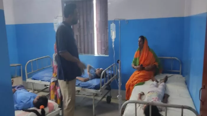 शिक्षक द्वारा पिटाई के बाद पीएचसी शाम्हो में भर्ती बच्चों का इलाज करते पीएचसी प्रभारी डा निशांत कुमार