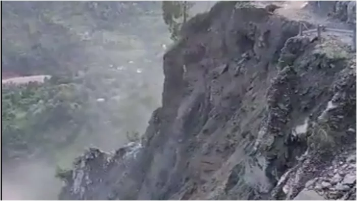 Jammu- Kashmir News: रियासी के बुद्धल माहौर रोड पर लैंडस्लाइड; देखें खौफनाक मंजर