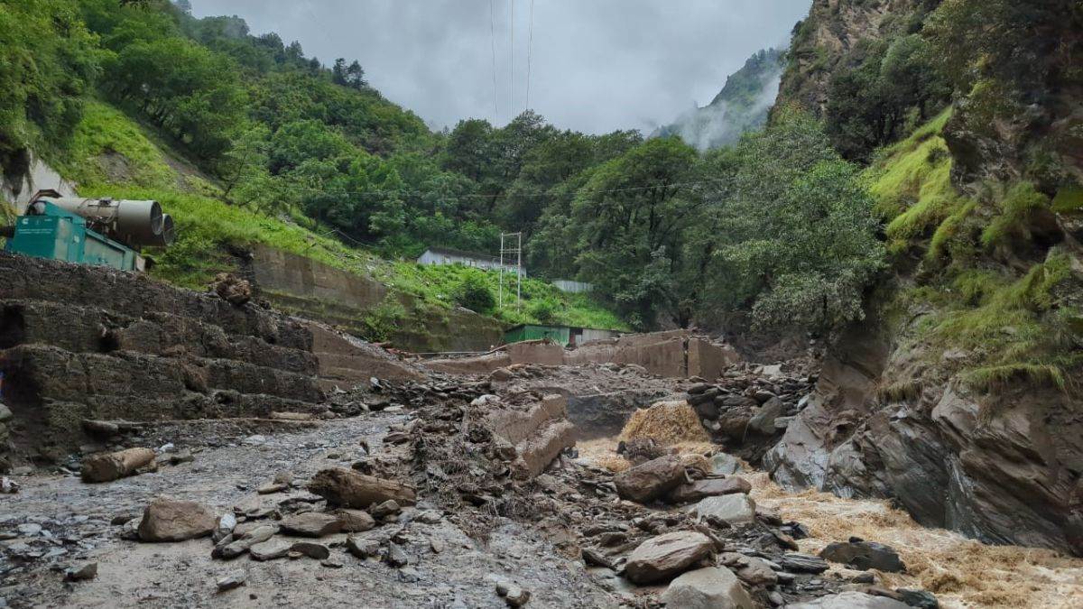 Vikasnagar News विकासनगर में भूस्खलन ने बढ़ाई मुश्किलें 27 मोटर मार्ग