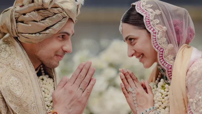Sidharth Malhotra Makes Kiara Advani First Birthday Special After Marriage Shershah Actors Spot at Mumbai Airport Watch Viral Video/Instagram