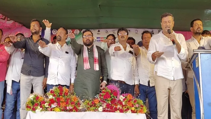 चंदनकियारी में चूल्हा प्रमुख के साथ शपथ लेते सुदेश महतो। फोटो- जागरण