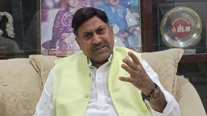 मीडिया से बात करते विधायक फतेह बहादुर सिंह। जागरण
