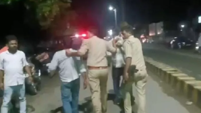 शराब के नशे में धुत यात्रियों को पकड़कर ले जाती पुलिस। श्रोत इंटरनेट मीडिया