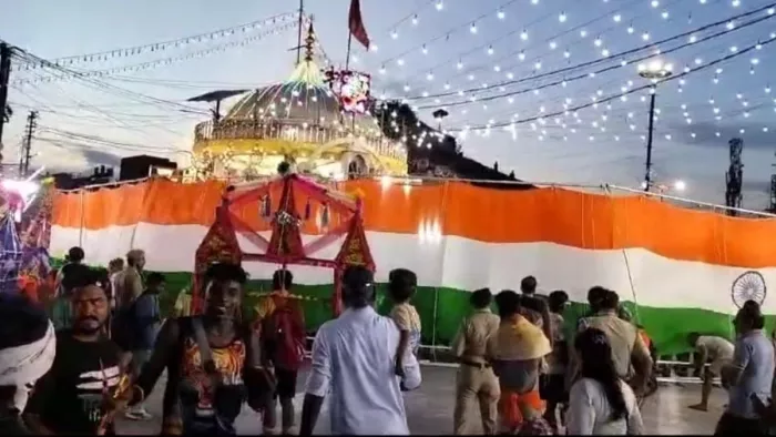 मुजफ्फरनगर के शिवचौक मंदिर की परिक्रमा करती विशालकाय तिरंगा कांवड़। जागरण