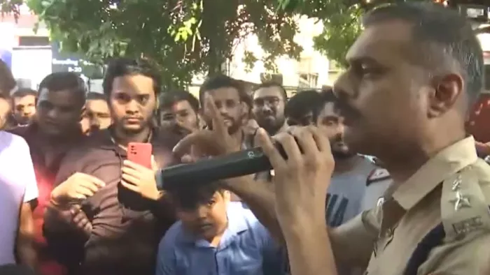 प्रदर्शन कर रहे छात्रों को एडिशनल डीसीपी ने कार्रवाई का आश्वासन दिया। फोटो- ANI