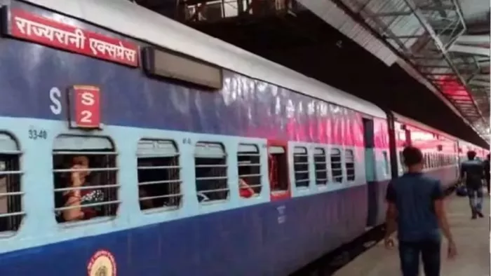 राज्यरानी के दिव्यांग बोगी में यात्रियों को यात्रा करना पड़ा महंगा (जागरण)