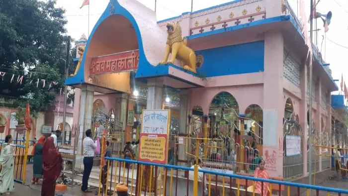 कालिका माता मंदिर के बाहर कपड़ों को लेकर लगाया गया बोर्ड।
