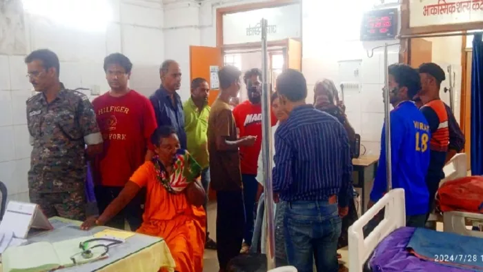सदर अस्पताल में रोते-बिलखते स्वजन। फोटो- जागरण