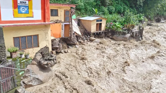Tehri Cloudburst: बादल फटने, भूस्खलन और नदी-नालों के उफानाने से दहशत में लोग