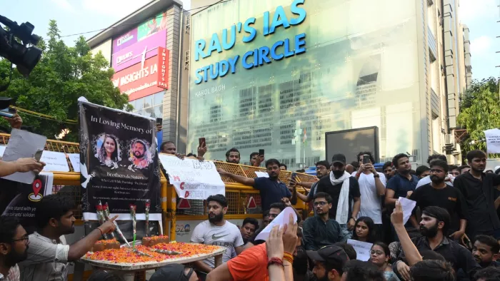 कोचिंग सेंटर के बाहर हजारों की संख्या में प्रदर्शन के दौरान फोटो पर पुष्प अर्पित कर श्रद्धांजलि देेते छात्र-छात्राएं।