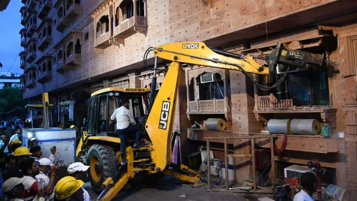छावनी बुद्ध नगर कालोनी स्थित होटल बनारस कोठी को वीडीए के बुलडोजर द्वारा तोड़ा गया। जागरण