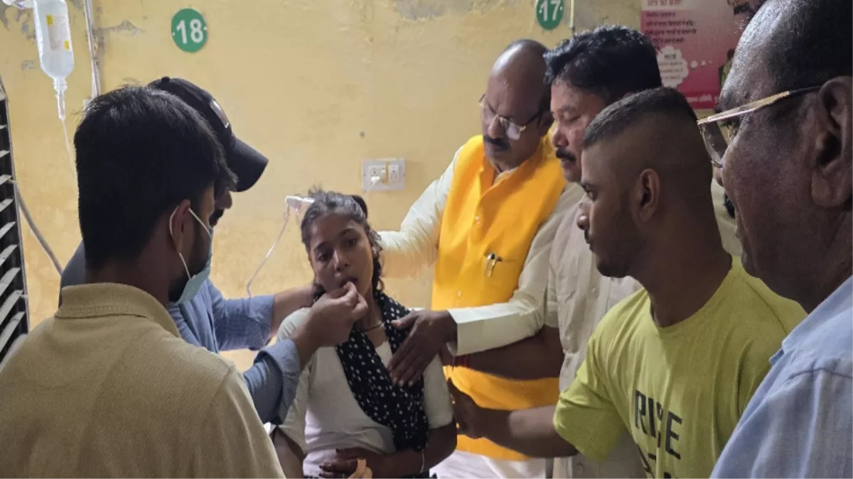 Bulandshahr : कक्षा के अंदर जाते ही बदबू व घुटन से हुई परेशानी, छात्रों को हाथ-मुंह धुलाकर वहीं बैठा दिया और..