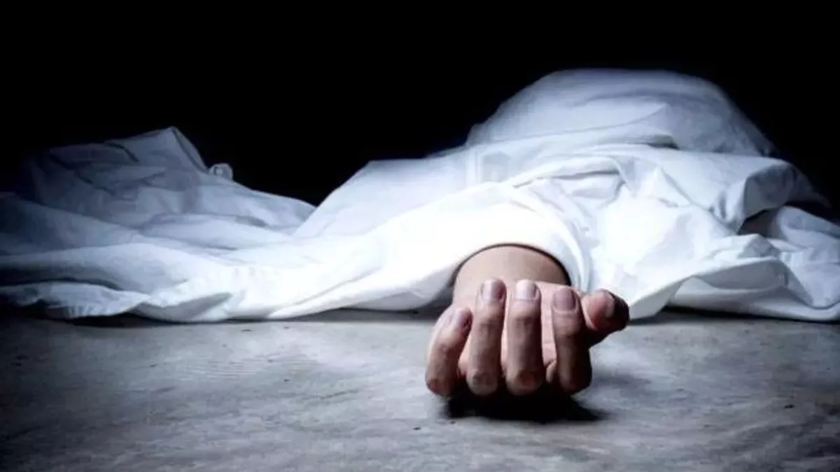 होटल में फंदे से लटका मिला सफाई कर्मचारी का शव।