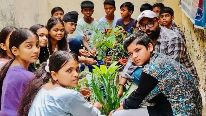 विजय क्लासेज़ के छात्रों ने प्रकृति के संरक्षक बनकर वृक्षारोपण किया। जागरण