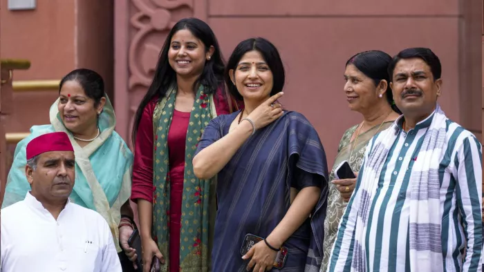 डिंपल यादव के सम्मान में एनडीए सांसदों का हल्ला बोल। (फोटो- पीटीआई)
