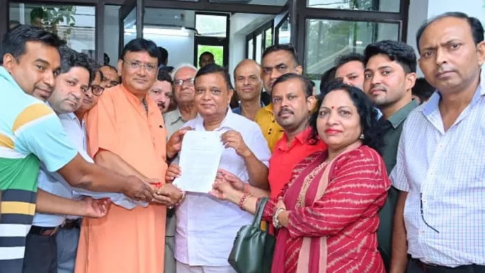 श्रमशक्ति का गाजियाबाद में स्टापेज बनाए जाने की मांग को लेकर सांसद अतुल गर्ग को ज्ञापन सौंपा।
