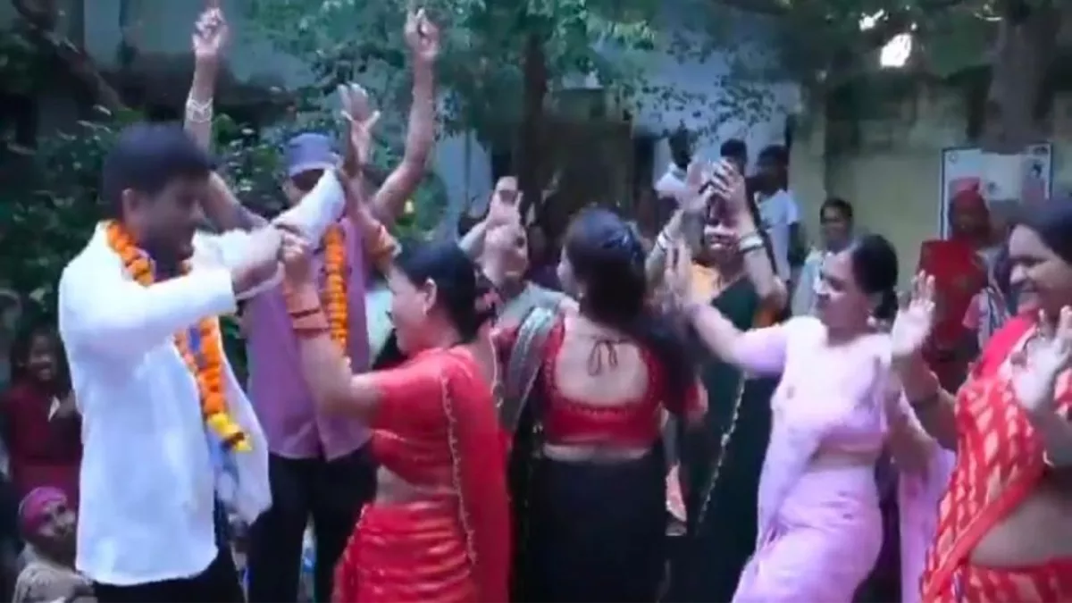 तुम तो ठहरे परदेशी गान...हमीरपुर मे सीएचओ की विदाई पार्टी में जमकर लगे ठुमके, Video Viral