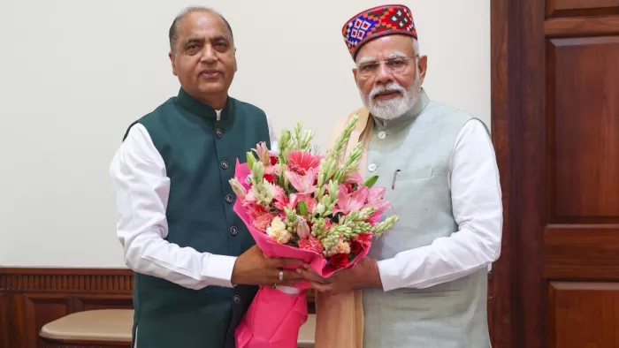 प्रधानमंत्री नरेंद्र मोदी से मुलाकात करते हुए नेता प्रतिपक्ष जयराम ठाकुर।