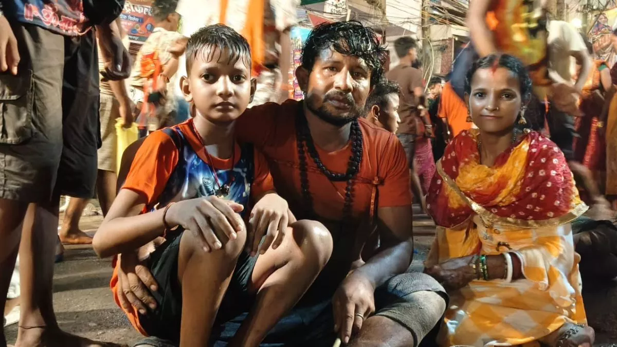 Sawan 2025 : 80 किलोमीटर पैदल चले, पांव थके नहीं, हारे नहीं, सड़क के पत्थर बने फूल