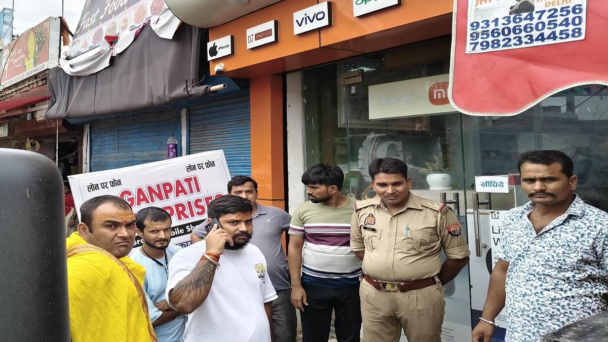rs two lakhs stolen from businessman car in naini prayagraj