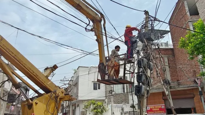 जम्मू में खराब स्ट्रीट लाइटों से परेशान हैं लोग।