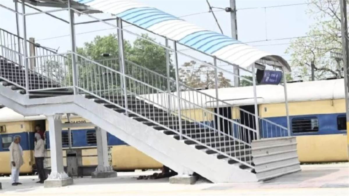 kanpur railway news jhansi lucknow passenger run till govindpuri and passenger died after falling from kamakhya train