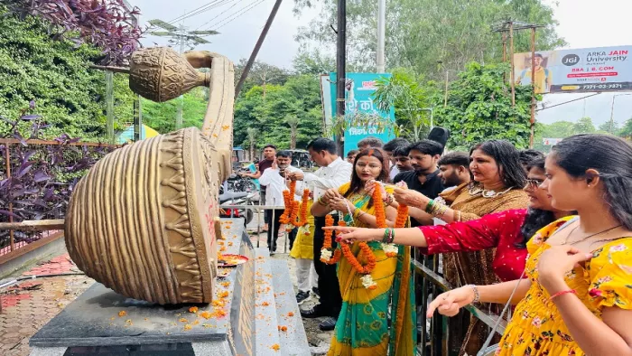 निवर्तमान मेयर अरुणा शंकर ने लता मंगेशकर चौक पर वीणा पूजन किया।