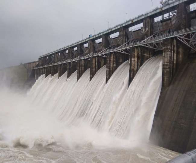Flood situation in Hoshangabad due to opening of gates of Bargi Barna and  Tawa dams